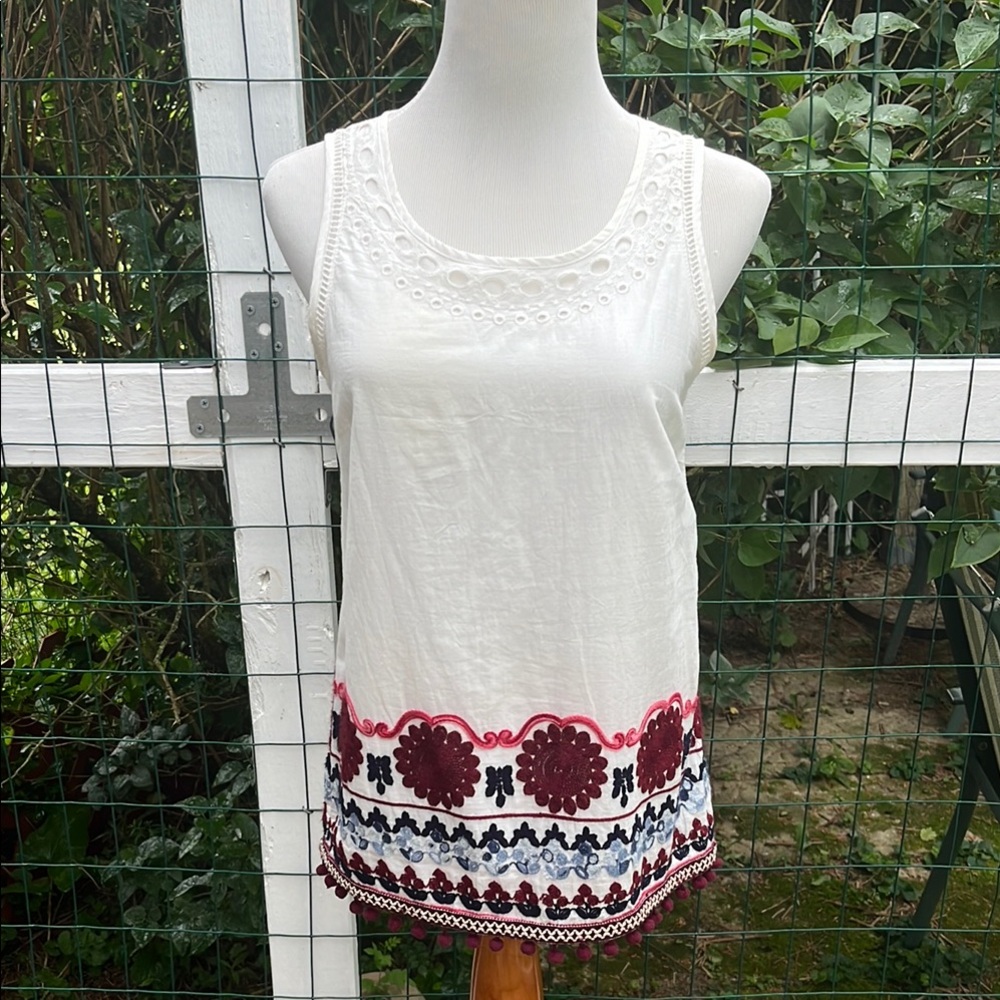 Skies are Blue XS Sleeveless Blouse w/eyelet and embroidery, cotton